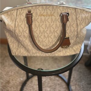 Michael Kors Riley Large Signature Satchel in the Vanilla/Acorn color scheme